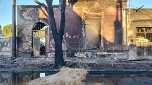 Incendio en Totoras: el derrame de gasoil arrasó dos cuadras y afectó casas y autos