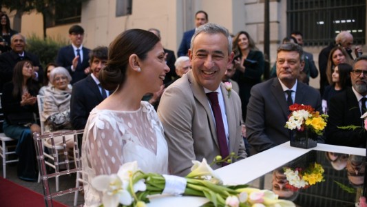 El intendente Pablo Javkin se casó con Luisina Fruci en el Pasaje Luetich