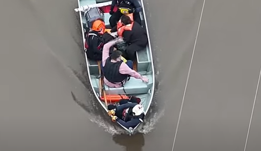 Heroico rescate en Carcarañá: bomberos salvaron a una pareja y su gato de una casa inundada