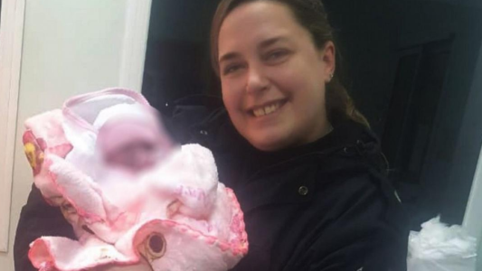 Una oficial asiste un parto en una ambulancia en camino al hospital