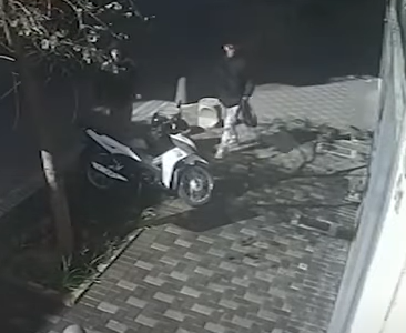 Robo en pleno centro: delincuentes se llevaron una moto en Sarmiento al 600