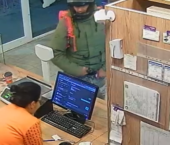 Entró con una caja de delivery y asaltó una heladería en zona oeste