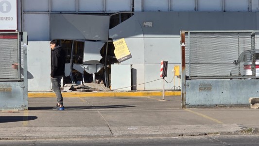 Una camioneta chocó contra un supermercado