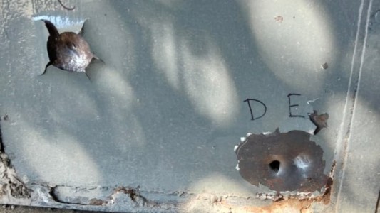 Balearon un taller mecánico: ocho balas perforaron la fachada