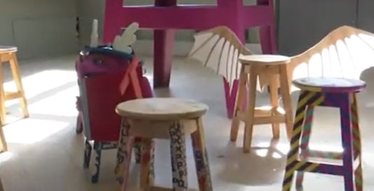 El Poli organiza una nueva subasta de taburetes intervenidos