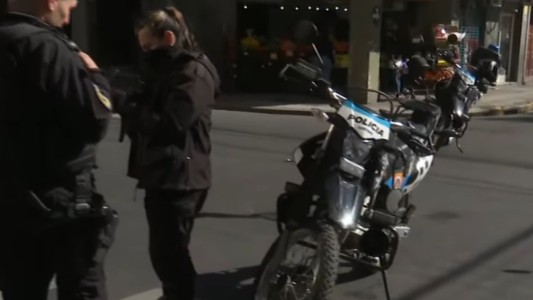 Fuerte siniestro vial en pleno centro: una camioneta chocó contra una moto policial