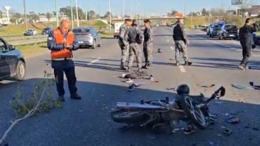 Fuerte siniestro vial en Circunvalación: una moto colisionó contra un auto
