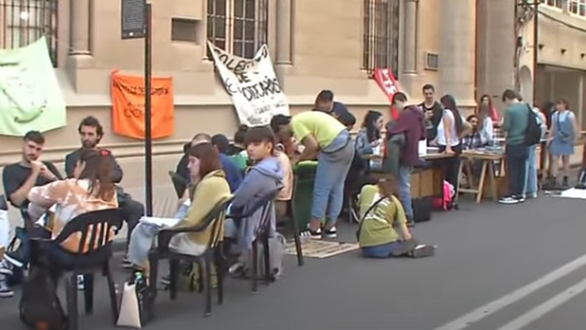 Vigilia y marcha universitaria en Rosario contra el veto presidencial
