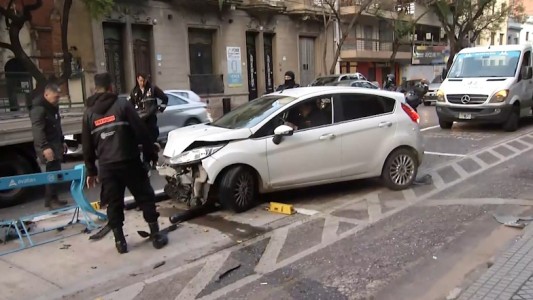 Siniestro vial en Salta y Bv. Oroño: un auto chocó contra una estación de bicicletas