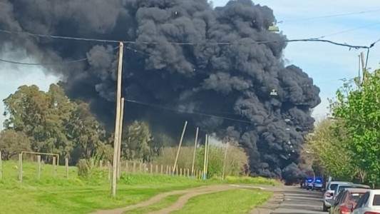 Voraz incendio en Villa Gobernador Gálvez: prendieron fuego neumáticos