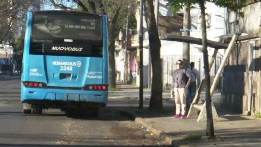 Robo a mano armada en una parada de colectivo