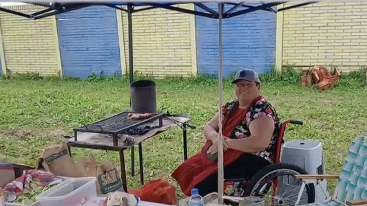 Desde Rosario, una mujer busca reunir fondos para su prótesis vendiendo choripanes