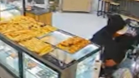 Robo a mano armada en una panadería: se hizo pasar por cliente y amenazó al empleado con un arma de fuego