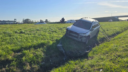 Siniestro vial en la Autopista Rosario-Córdoba: un auto perdió el control y volcó