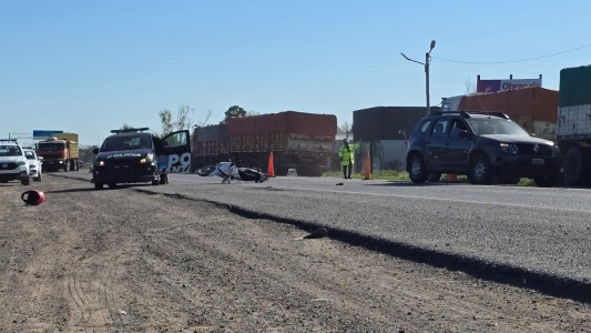 Fuerte choque entre una moto y una camioneta en la A012: tránsito interrumpido y una mujer herida
