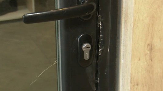 Dos delincuentes desvalijaron un local de calzados recién inaugurado