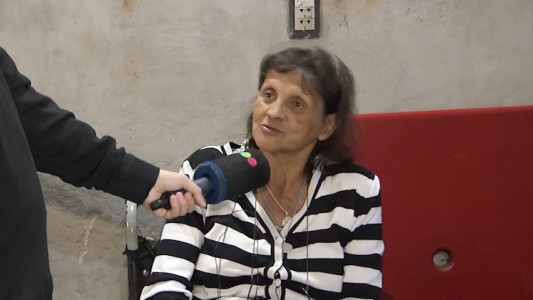 Adriana necesita una nueva silla de ruedas para seguir adelante