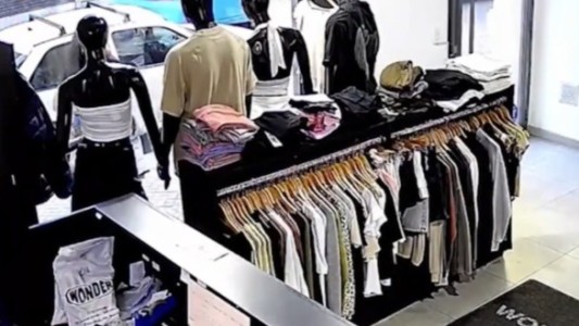 Una pareja de mecheros simularon ser clientes y robaron en un local de ropa