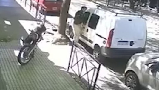 Robó una computadora del interior de una camioneta a plena luz del día