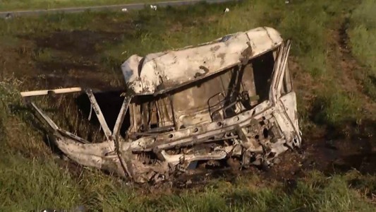 Un choque entre camiones derivó en un incendio en la Autopista Rosario - Buenos Aires