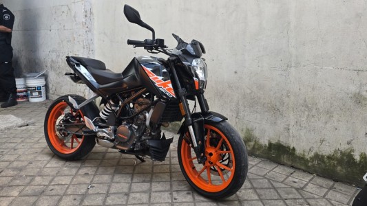 Robó una moto, evadió un control policial y chocó contra un taxi