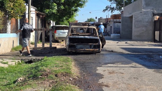 Incendiaron un auto con un joven durmiendo adentro