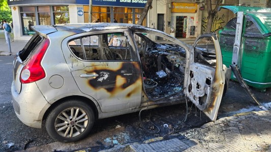 Un auto se prendió fuego en pleno centro y su dueño de 84 años sufrió quemaduras
