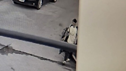 Detuvieron al ladrón que arrastró a una mujer para robarle en una parada de colectivo