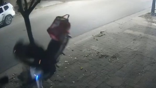 Un cadete hizo wheelie, perdió el control y chocó contra un árbol