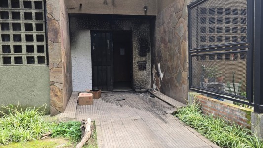 Ataque incendiario a una vivienda: rociaron la fachada con un bidón de nafta