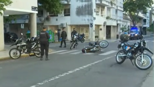 Un auto chocó a un policía motorizado