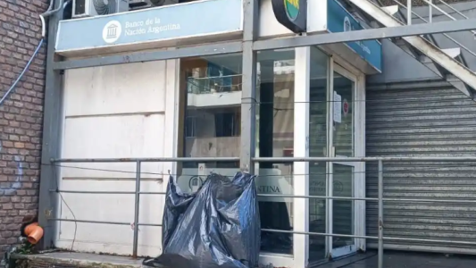 Investigan la muerte de un hombre en situación de calle hallado en un cajero