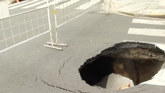 Se hundió el pavimento y se produjo un profundo pozo en San Lorenzo y Maipú