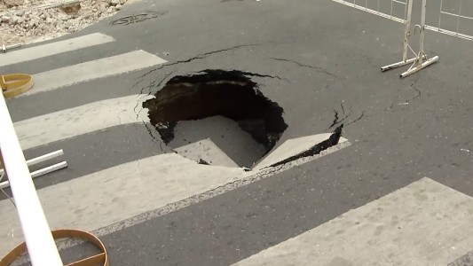 Se hundió el pavimento y se produjo un profundo pozo en San Lorenzo y Maipú