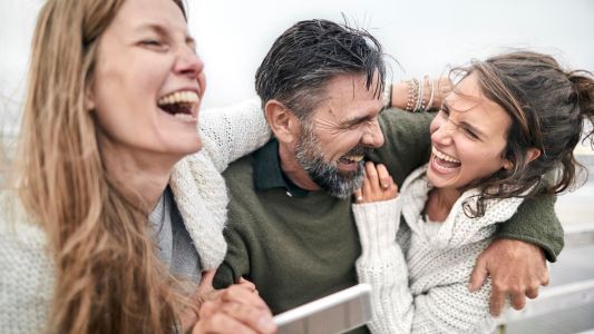 Reírse en momentos inapropiados: qué dice la ciencia sobre este fenómeno