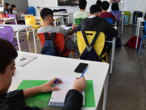 La provincia pone freno al celular en las aulas: nuevas reglas para estudiantes