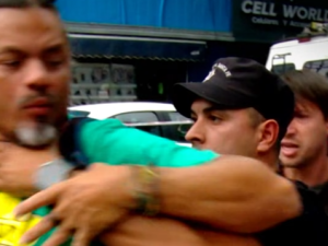 Grave agresión de un policía a un camarógrafo en un operativo