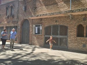 Robó el aire acondicionado de una casa parroquial y escapó con el equipo al hombro