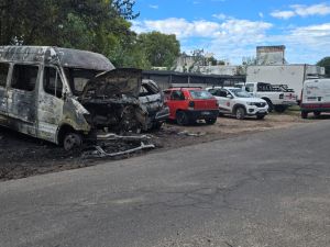 Ardieron dos vehículos en la puerta de un taller