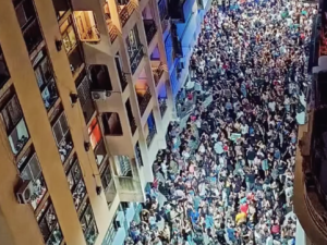 Despedida multitudinaria para el bar Berlín: miles de rosarinos se reunieron en el Pasaje Simeoni