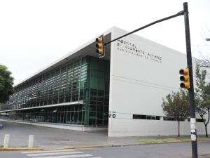 Estado de salud del vigilador médico que sufrió quemaduras durante un operativo policial