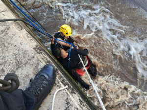 Rescate de un adolescente atrapado por la corriente en el Arroyo Ludueña
