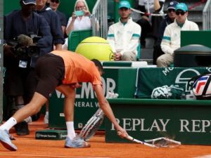 Escándalo en Montecarlo: Medvedev rompió su raqueta tras caer ante Berrettini en el Masters 1000