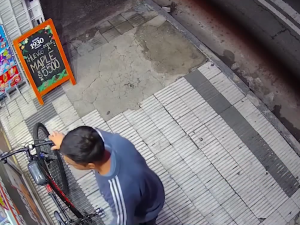 Le robaron la bicicleta frente a la Plaza Sarmiento