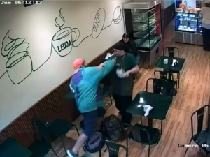 Violento ataque en un bar de Rosario: un hombre golpeó a una moza en el rostro