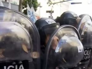 Incidentes en el Congreso por la Ley de Glaciares: un detenido tras enfrentamientos en Buenos Aires