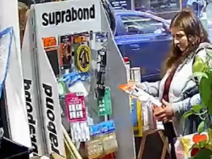 La mechera de la ferretería: robó una zapatilla eléctrica y quedó filmada