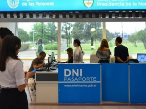 Demoras en la entrega de DNI: la Defensoría pide al Renaper que informe plazos reales