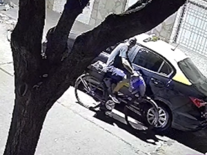 Llegó en bici, abrió y robó