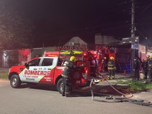 Susto en el sur de Rosario: se incendió una reconocida verdulería en calle Dorrego y Lamadrid
